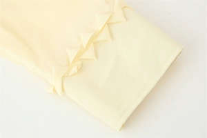Detailansicht der hellgelben Chiffon-Ärmel mit eleganten geometrischen 3D-Faltenbündchen