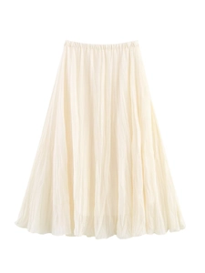 Détail d'une jupe longue plissée ivoire avec taille élastique et tissu texturé chic