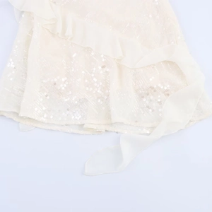Robe courte couleur abricot élégante avec paillettes et détails de volants superposés