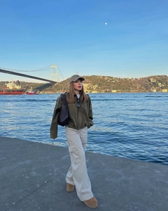 Style urbain extérieur avec veste en daim olive et pantalon cargo blanc cassé