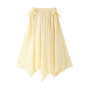 Detail eines hellgelben Midirocks mit elastischer hoher Taille und asymmetrischem Saum
