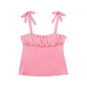 Vue détaillée du débardeur rose avec bretelles à nœuds et texture plissée élégante