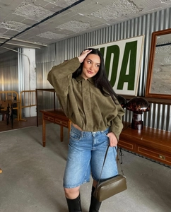 Veste rétro en daim vert avec col montant assortie à un short en jean et des bottes
