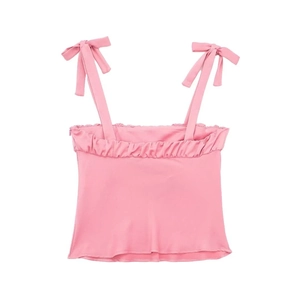 Détail du caraco rose avec nœuds réglables aux épaules et volants plissés élégants au buste