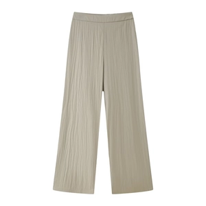 Gros plan du pantalon large taille haute kaki clair avec texture plissée verticale