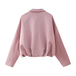 Vue arrière d'une veste courte en daim rose avec col à revers et ourlet froncé