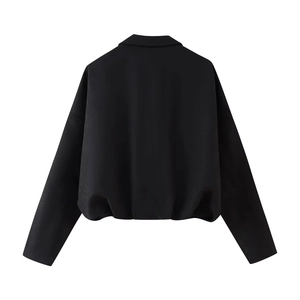 Détail de la veste courte noire femme avec ourlet plissé et couture arrière structurée