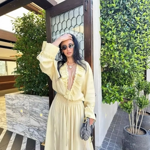 Elegantes hellgelbes langärmliges Maxikleid mit Rüschen und V-Ausschnitt für Frühling