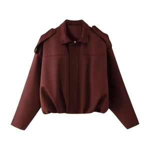 Détail de la veste vintage en daim bordeaux avec épaulettes et ourlet élastique ajusté