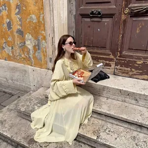 Elegantes hellgelbes Maxikleid mit Rüschenhalsausschnitt und langen Ärmeln im Vintage-Stil