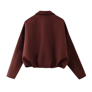 Vue détaillée du dos d'une veste en daim bordeaux avec ourlet élastiqué et épaules tombantes