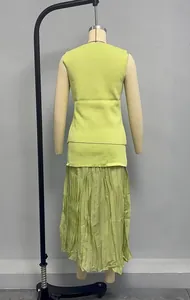 Vue détaillée du dos d'une jupe longue plissée et d'un haut en tricot sans manches vert citron