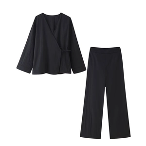 Ensemble deux pièces noir pour femme avec haut cache-cœur en V et pantalon large assorti