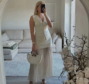 Ensemble chic gilet sans manches beige et jupe plissée avec sac à main floral 3D