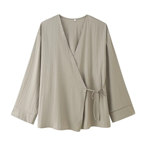 Blouse cache-cœur vert sauge texturée avec col en V et lien latéral pour femme
