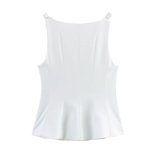 Λεπτομέρεια λευκού αμάνικου peplum top με κομψές τιράντες και εφαρμοστή γραμμή