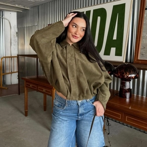 Veste en daim vert olive avec col et jean taille haute pour un look vintage décontracté