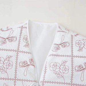 Veste en coton blanc gaufré avec imprimés roses rouges et nœuds pour mode printanière