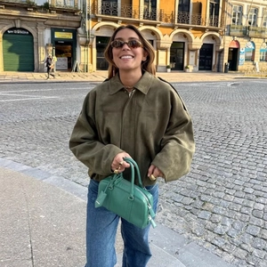 Veste vintage en daim vert olive avec revers et coupe ample pour un style urbain