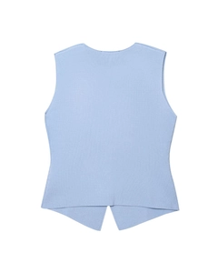 Détail du débardeur en maille côtelée bleu clair avec ourlet asymétrique et col rond