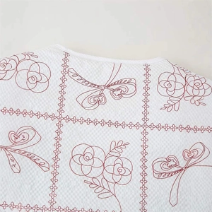 Veste de printemps à fleurs rouges et nœuds sur tissu gaufré blanc texturé