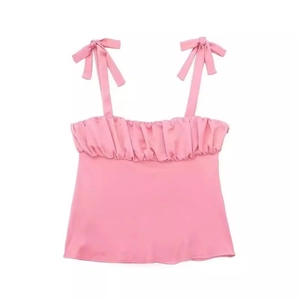 Haut caraco en satin rose avec détails plissés et bretelles à nœuds réglables pour femmes