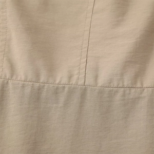 Vue macro du tissu de la jupe à paillettes beige avec des détails de couture précis