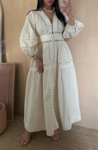 Détails de broderie et patchwork de dentelle sur cette robe longue blanche chic