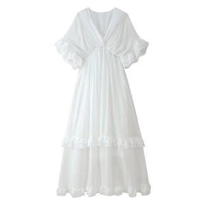 Abito lungo bianco con scollo a V, maniche con volant e design elegante a balze a vita alta
