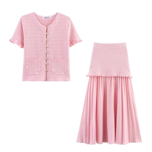 Détail de la maille du cardigan rose clair avec boutons en perles et volants