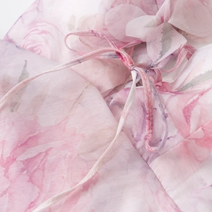 Gedetailleerde macro-opname van roze rozenpatroon en pure organza stoffen textuur