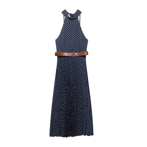 Dettaglio dell'abito blu navy a pois con scollo all'americana e cintura marrone
