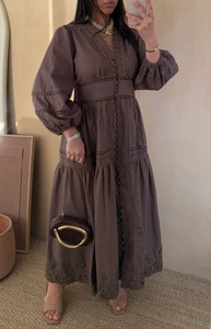 Vue détaillée de la robe longue bohème marron avec broderie ajourée et dentelle