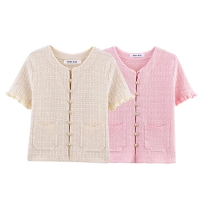 Détail de gilets en maille avec boutons dorés, manches à volants et tissu texturé