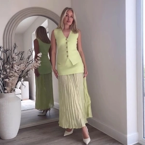 Ensemble vert citron avec un gilet boutonné à col en V et une jupe longue plissée