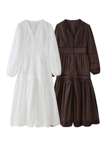 Détail de robes à manches longues col V avec broderie dentelle et jupe à volants
