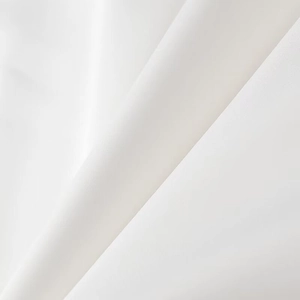 Detailansicht von weißem Faltenstoff mit glatter Textur und feiner Textilwebung im Makro