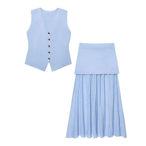 Ensemble bleu clair ajusté composé d'un gilet boutonné et d'une jupe longue plissée
