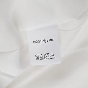 Detailansicht des Pflegeetiketts mit 100% Polyester und internationalen Waschsymbolen