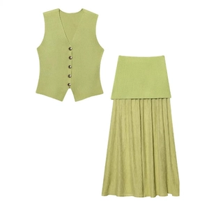Ensemble deux pièces pour femme avec gilet en maille vert pâle et jupe longue assortie