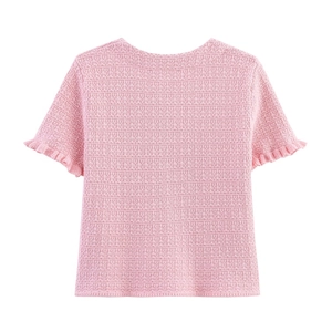 Détail du haut en maille rose avec texture gaufrée et élégants volants aux poignets