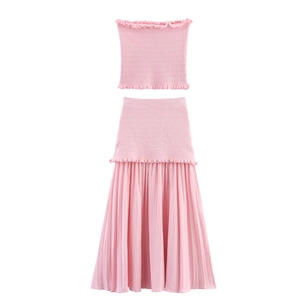 Détail de l'ensemble haut bustier rose et jupe plissée avec texture smockée riche