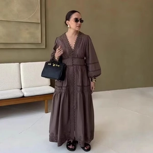 Robe longue élégante marron foncé à col en V avec manches lanternes et broderie ajourée