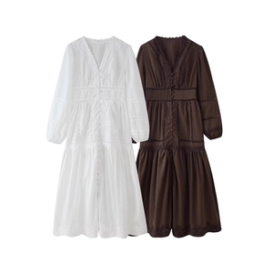 Robe longue à manches longues avec col en V, broderie et dentelle en blanc et marron