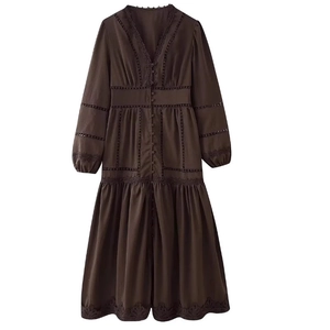 Robe longue marron foncé à col en V avec broderie ajourée et finitions en dentelle délicate