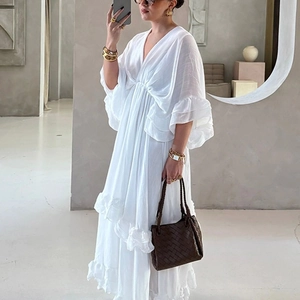 Abito lungo bianco con scollo a V, volant e stile bohémien in tessuto leggero