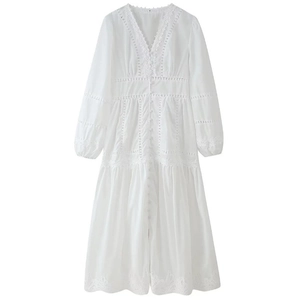 Robe longue blanche chic à col en V avec broderie vintage et boutons sur le devant