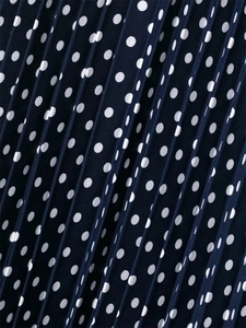 Dettaglio del tessuto in chiffon blu scuro a pois con elegante texture a pieghe