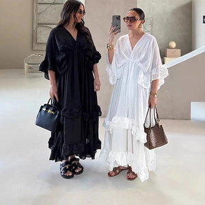 Elegante abito lungo con scollo a V, balze e maniche a sbuffo nei colori bianco e nero