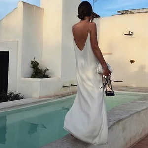 Elegantes rückenfreies Maxi-Kleid aus weißem Satin mit Trägern für den Sommer
